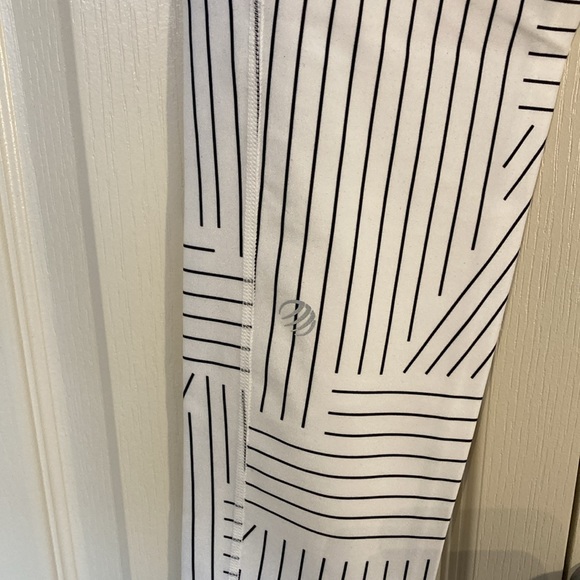 BNWOT. MPG white and black patterned leggings. Size small. - Picture 4 of 5